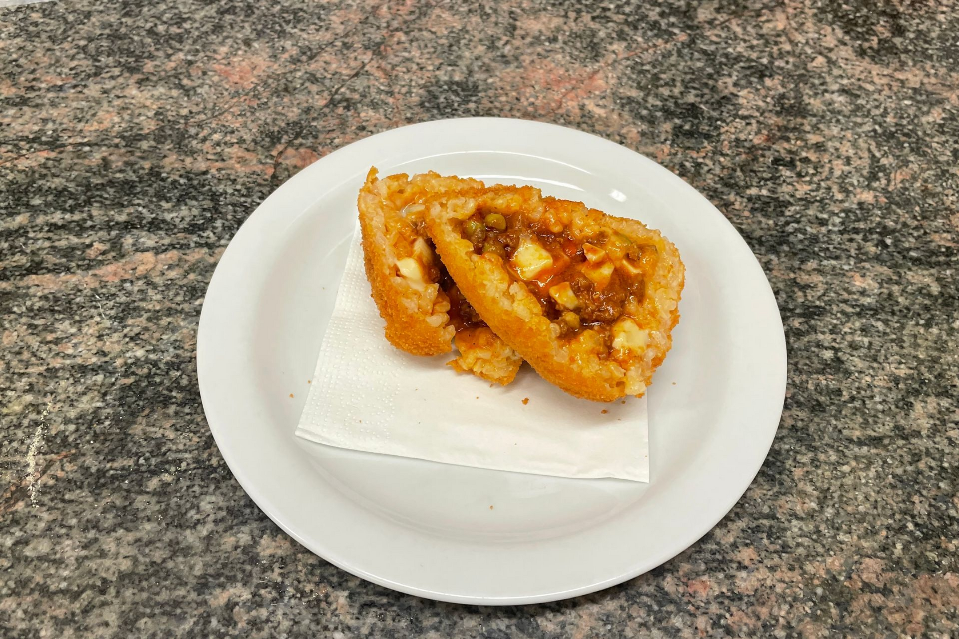 Un arancini coupé en deux.