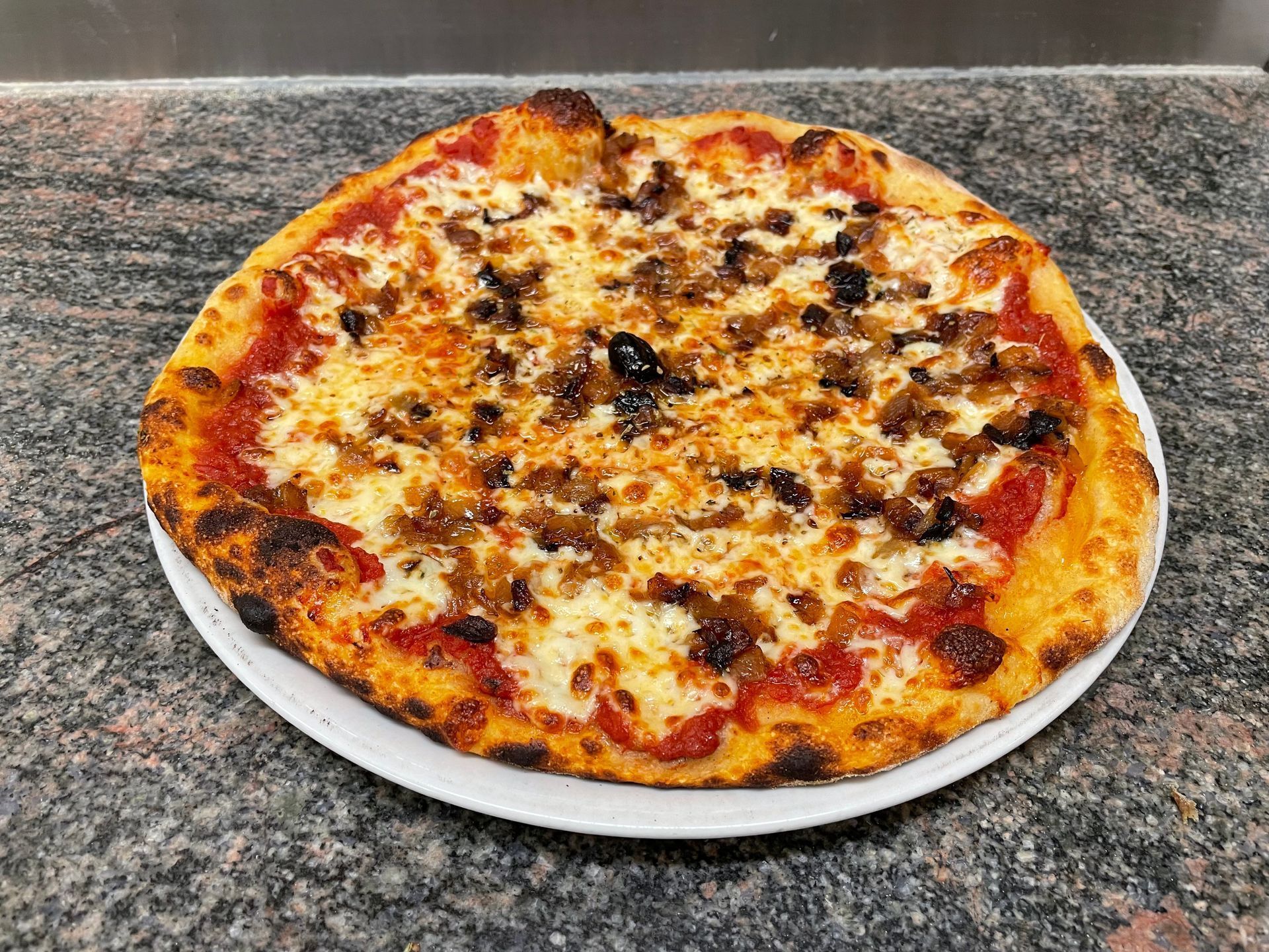 Une pizza garnie d'oignons confits.