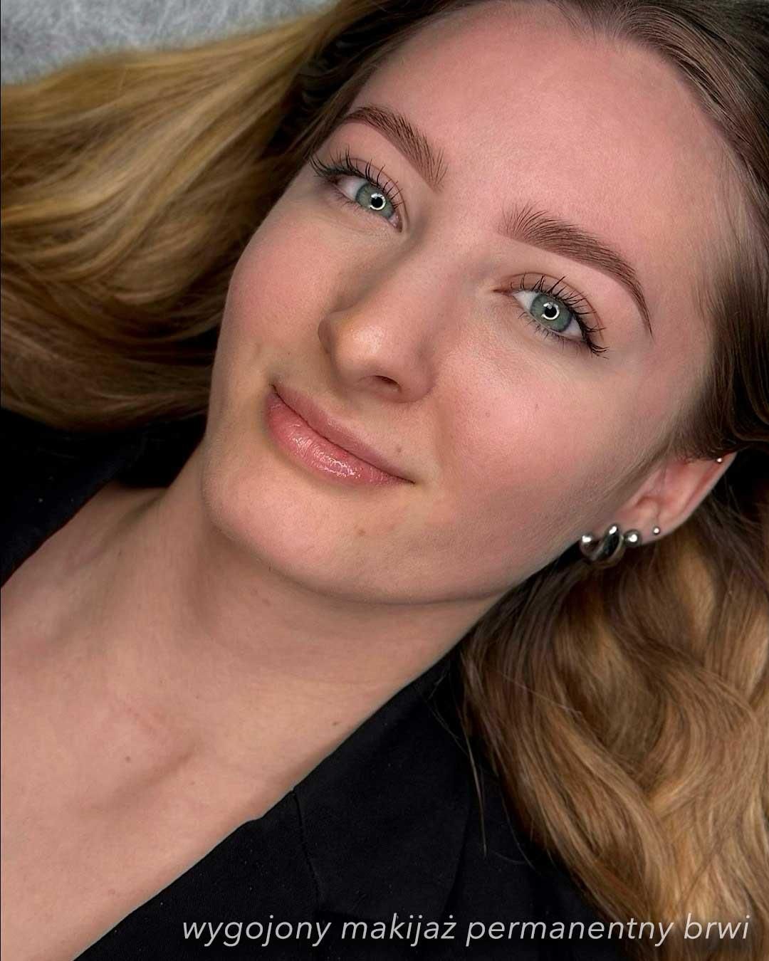 Gesicht einer jungen Frau mit permanent Make-up Augenbrauen