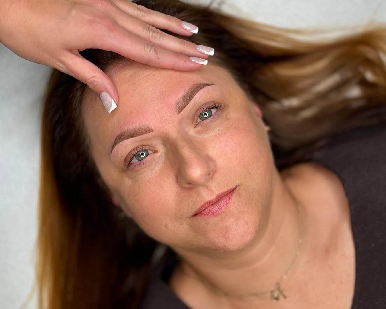 Gesicht einer Frau mit permanent Make-up Augenbrauen