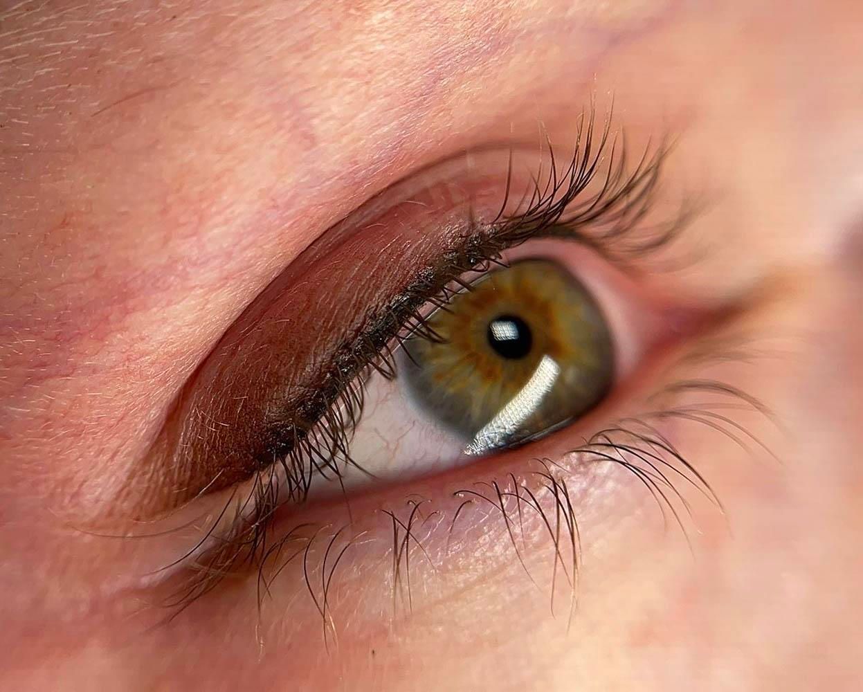 Nahaufnahme eines Auges mit permanent Make-up