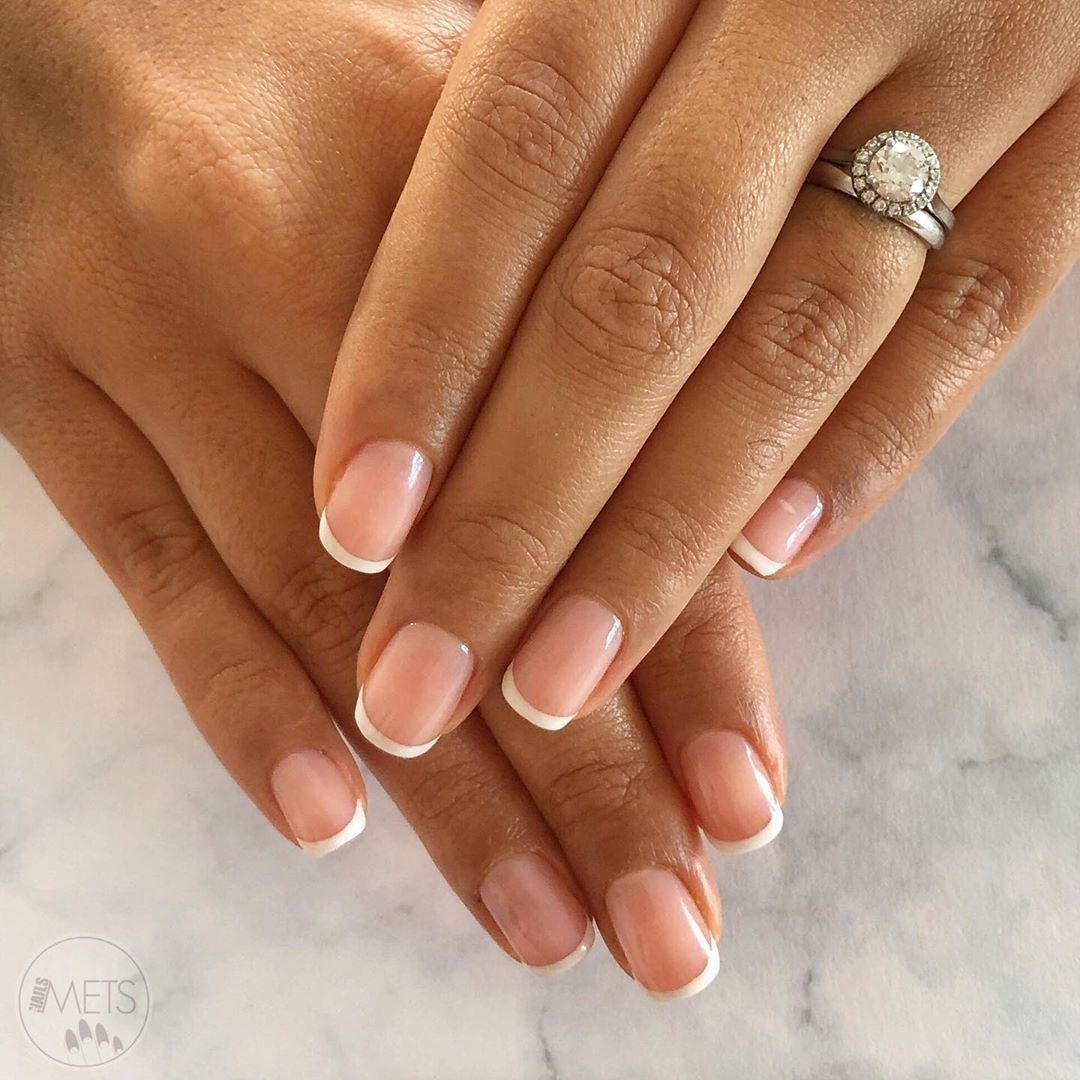 Nägel mit French Maniküre