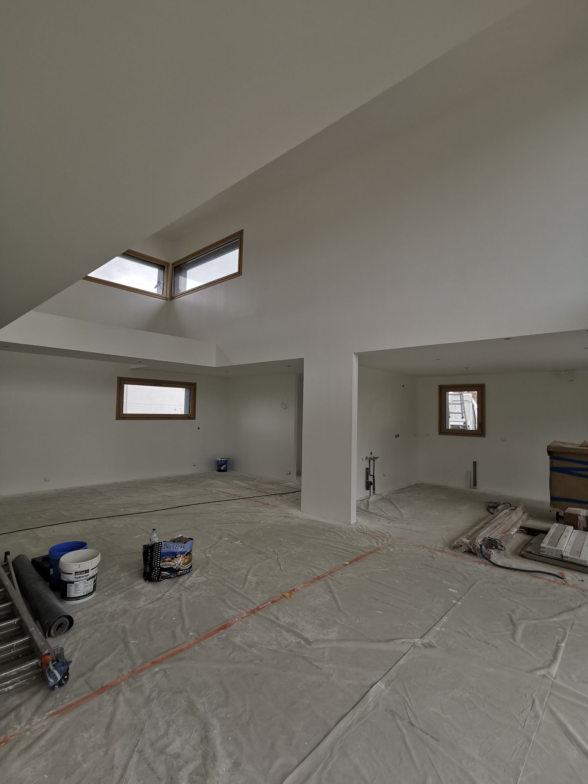 Grand salon avec murs blancs