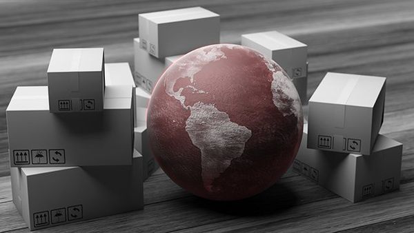 Globe terrestre et cartons de déménagement