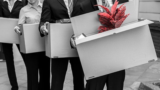 Employés en chaîne déménageant leurs bureaux