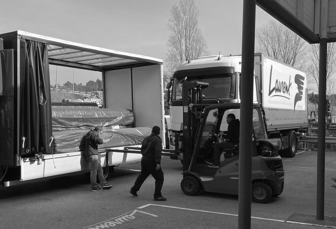 Chargement de l'équipement d'une entreprise dans un véhicule