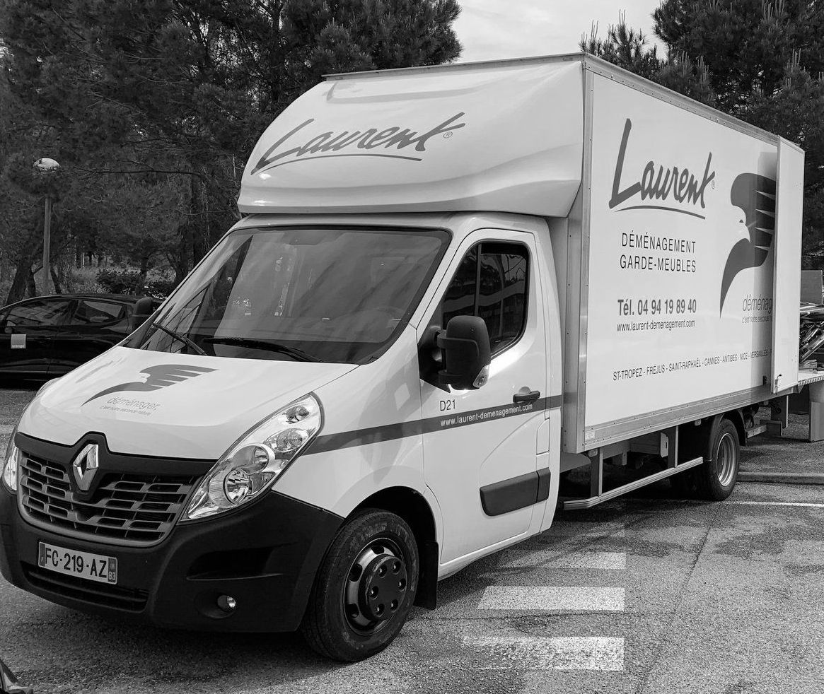 Un camion de l'entreprise en cours de chargement