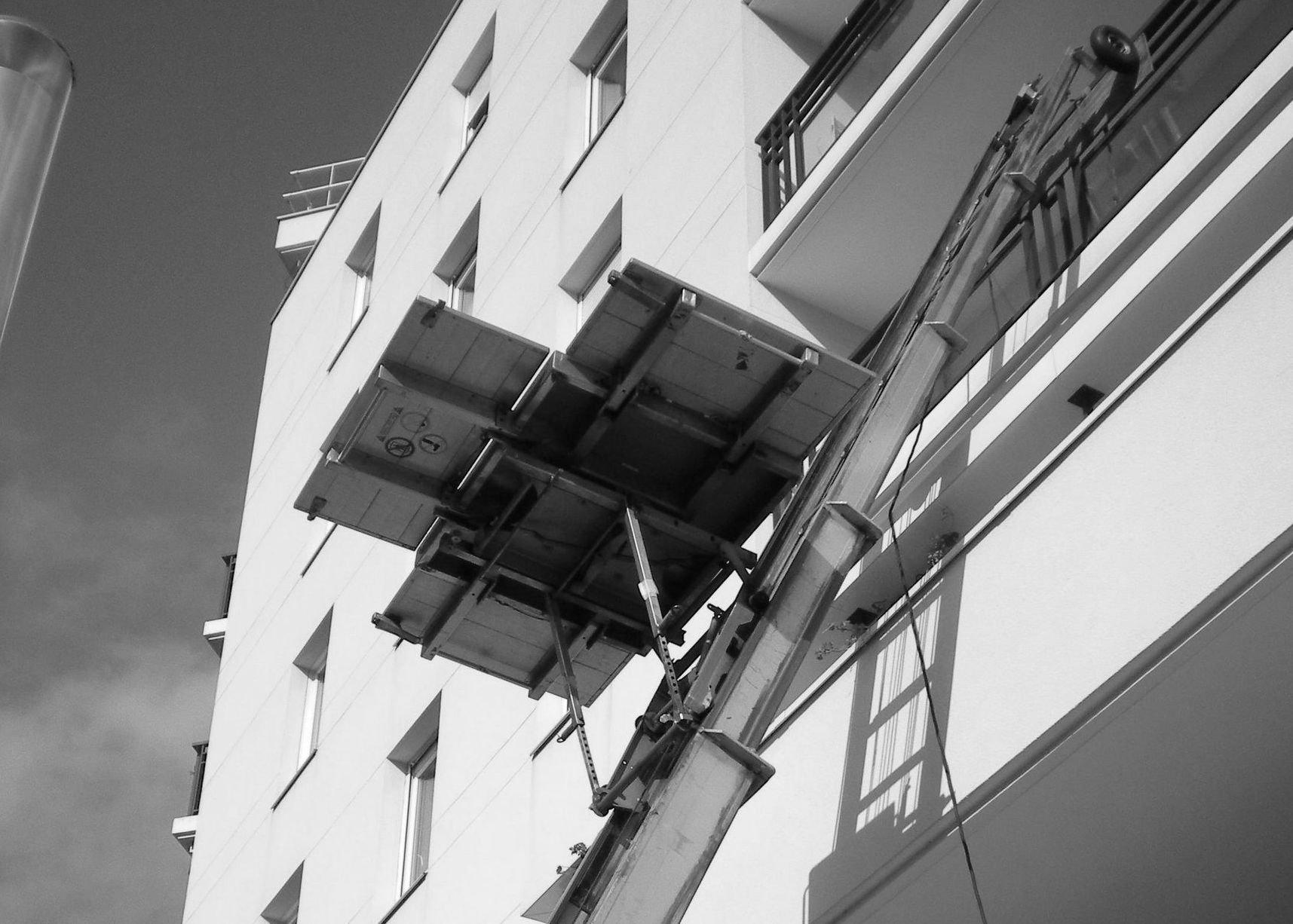 Un monte-meubles devant un HLM