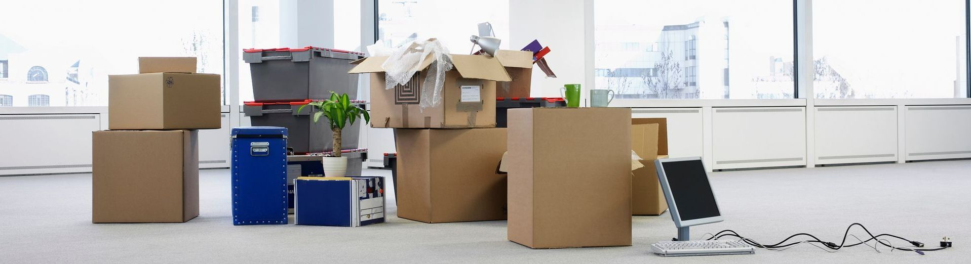 Des cartons et des ordinateurs dans un open space