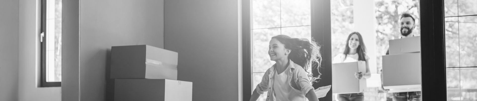 Une famille heureuse d'emménager
