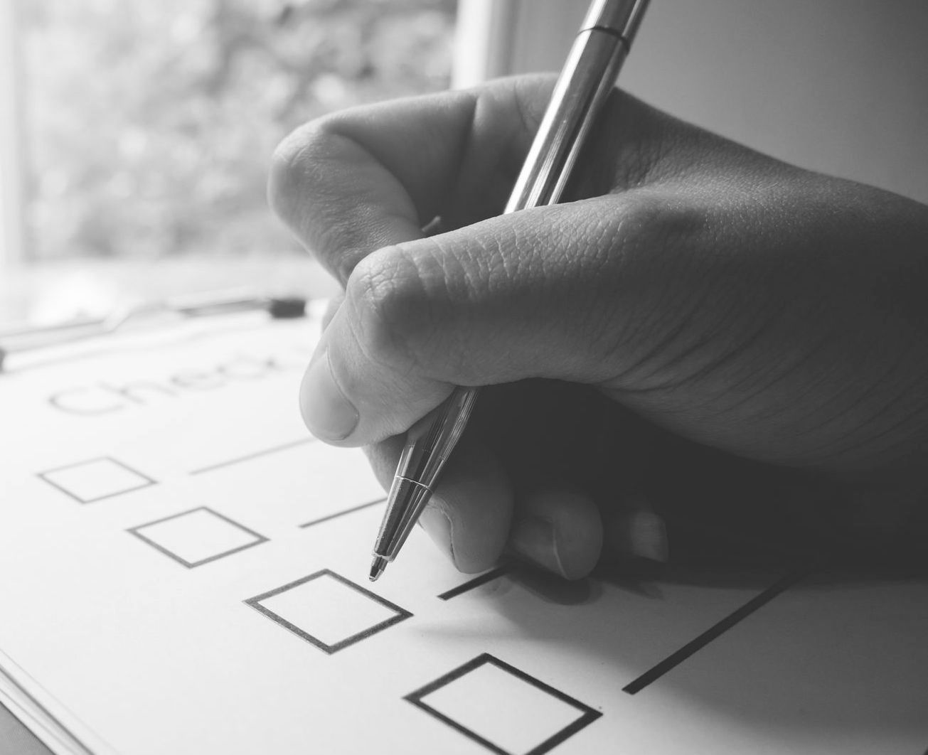 une personne remplit une check-list