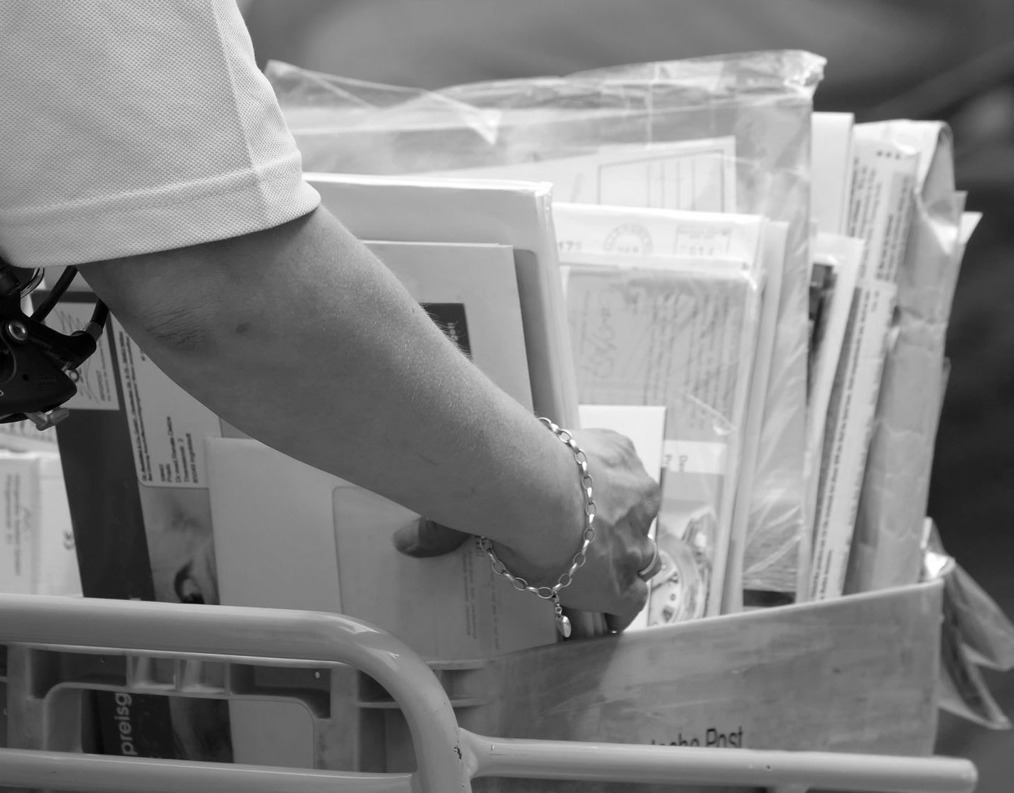 Une facteur tri du courrier en redirection