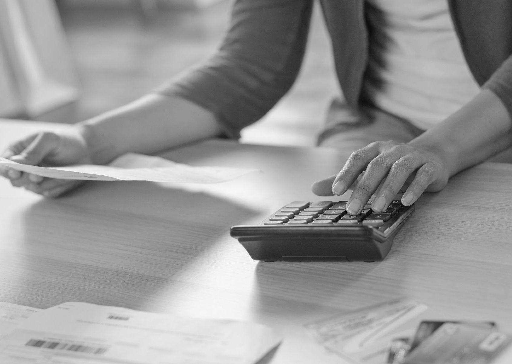 Une femme utilise une calculatrice