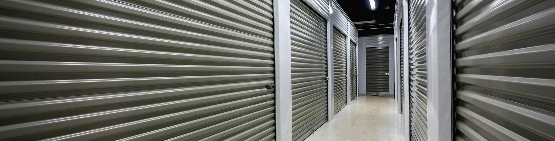 Des gardes meubles fermés avec des stores