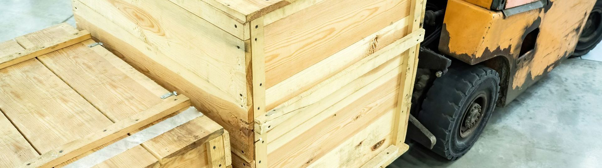 Un porte palette transport des caisses