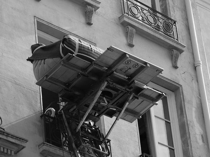 Un monte-meubles en action vu de côté