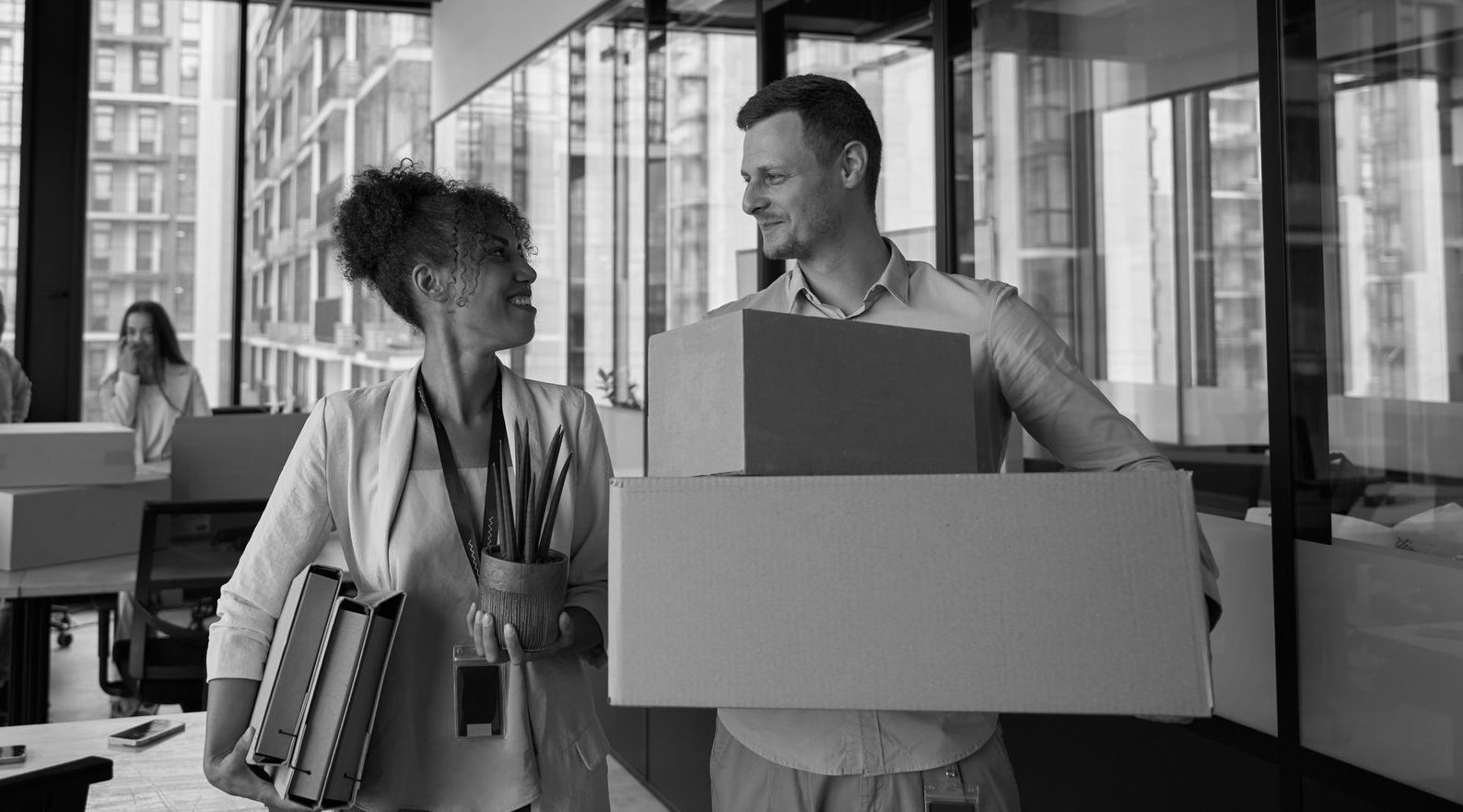 Deux employés vident leurs bureaux