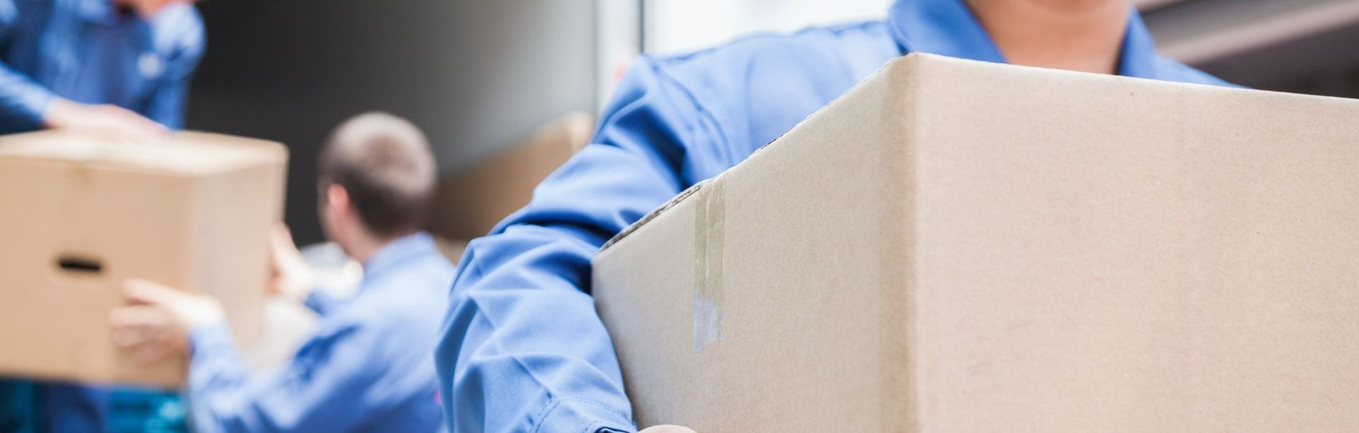 Des déménageurs au travail