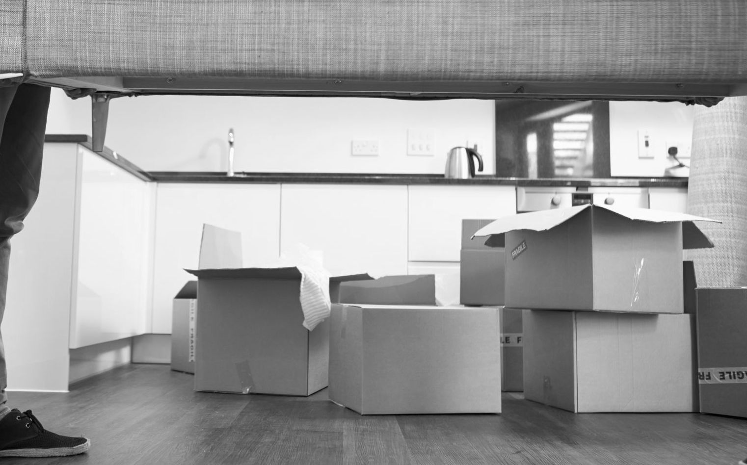 Une pile de cartons dans une cuisine