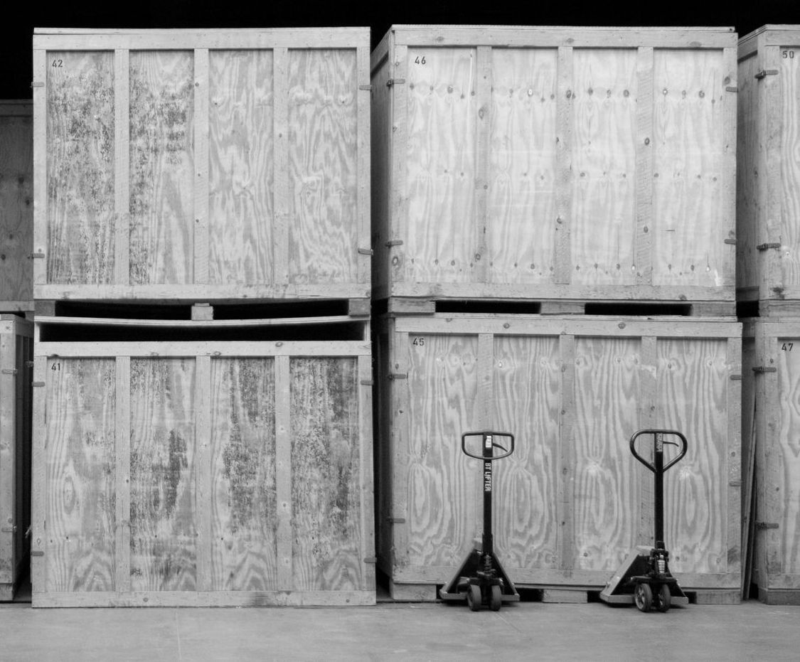 Des boxes de stockage en bois dans un grand entrepôt
