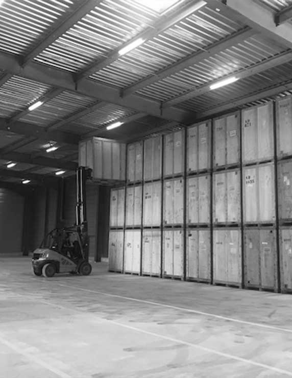 Garde meubles avec box en bois empilés