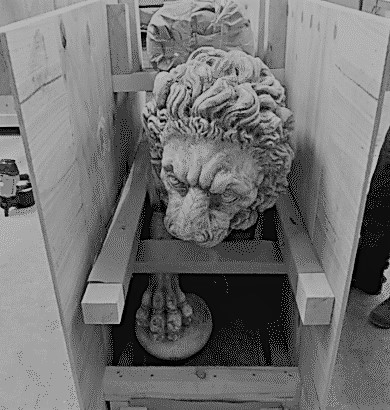 Transport d'une sculpture de lion en pierre