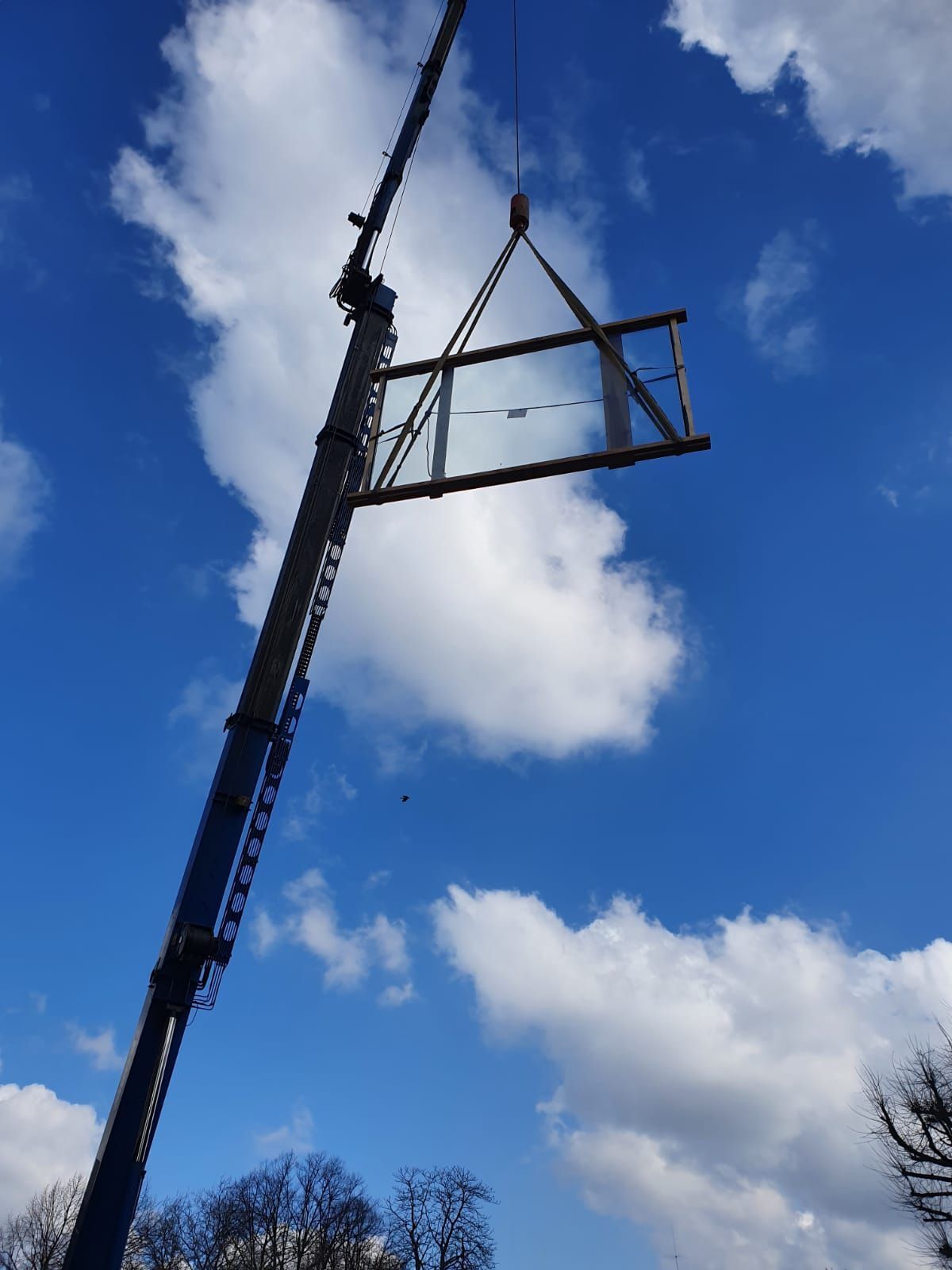 Glasplatte wird mit Kran gehoben