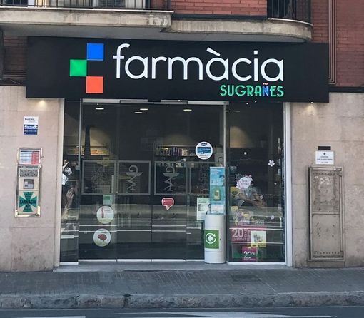 El frente de una farmacia con un cartel que dice farmacia sugranes