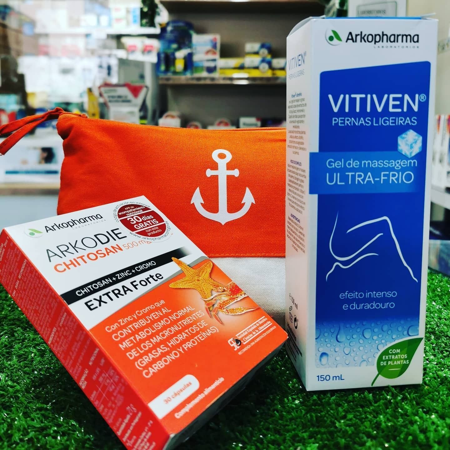 Una caja de arkodie chitosan extra fuerte junto a una caja de gel de masaje ultra frío vitiven