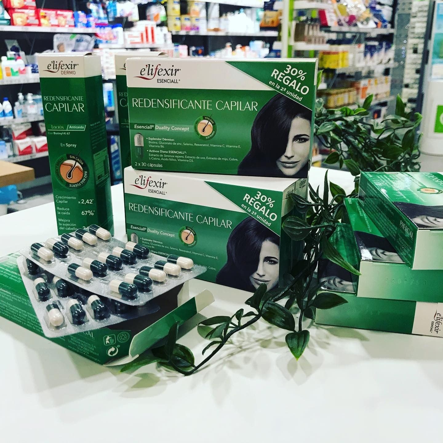 Una pila de cajas colocadas una encima de otra sobre una mesa en una tienda.