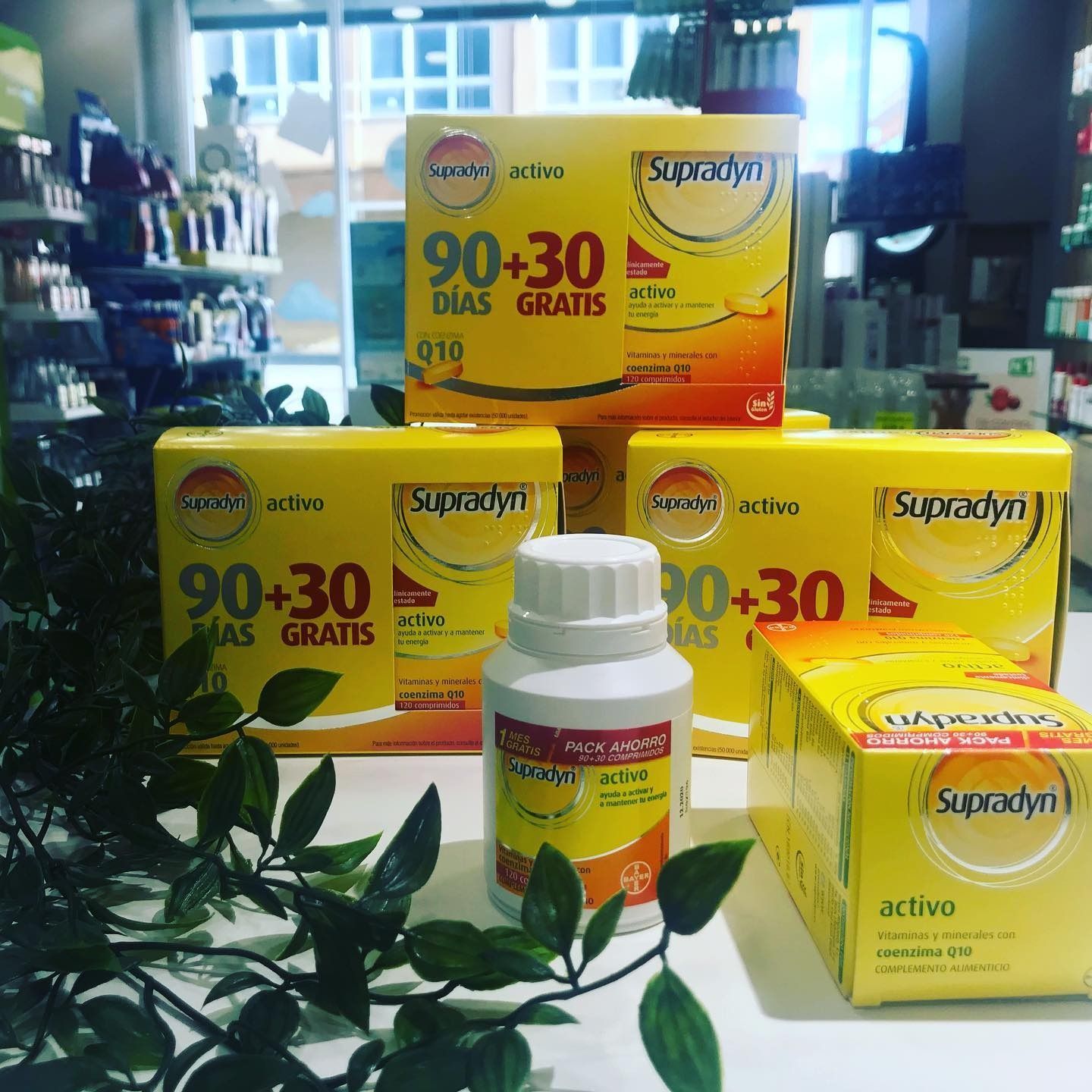 Las cajas de superdyn 90-30 días gratis se apilan una encima de otra