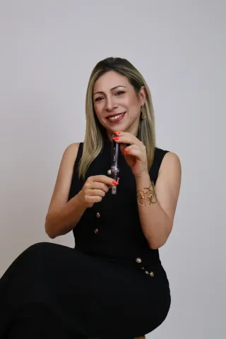 Icono de marcador de posición gris claro con un sol y montañas sobre fondo blanco