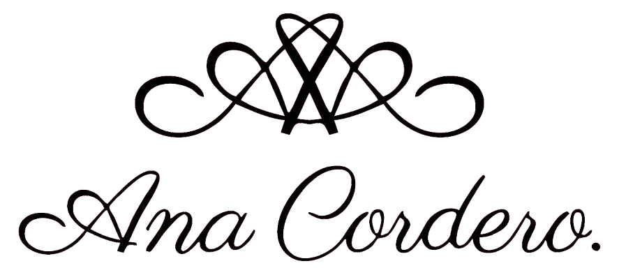 Logotipo caligráfico negro estilizado con la inscripción “Ana Cordero” y un adorno decorativo en la parte superior.