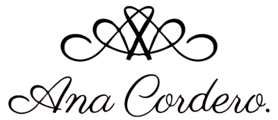 Logotipo caligráfico negro estilizado con la inscripción “Ana Cordero” y un adorno decorativo en la parte superior.