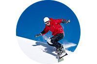 Un hombre está haciendo snowboard por una pendiente cubierta de nieve.