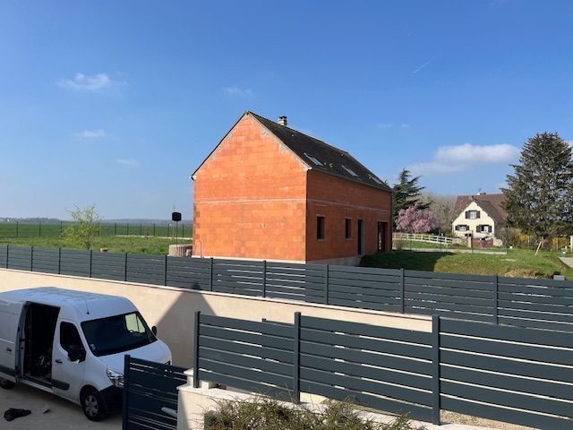 Maison avec clôture en panneaux d'aluminium