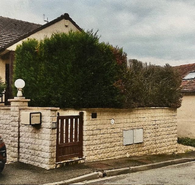 Mur en pierre avec portillon et arbustes