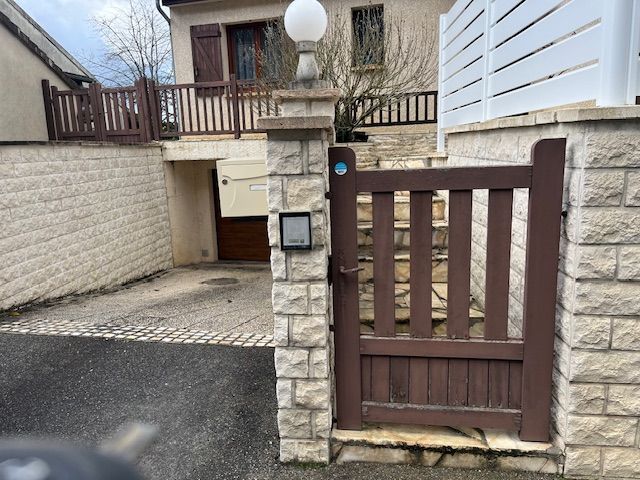 Maison avec portillon en bois 