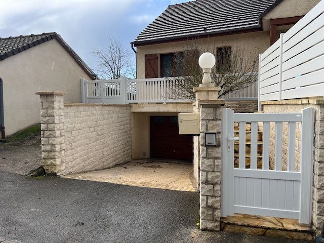 Maison avec portillon en aluminium
