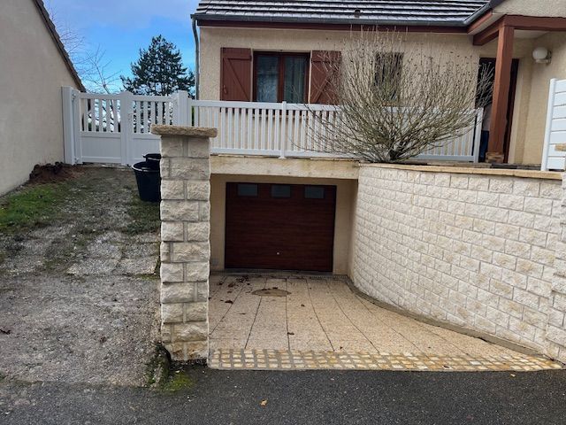 Maison avec porte de garage, portillon et balustrade en aluminium
