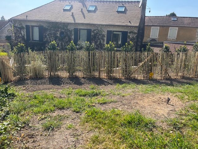 Maison avec clôture en châtaignier