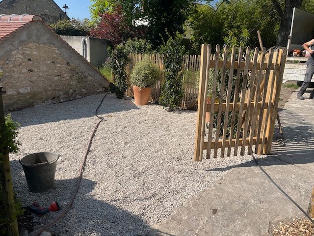 Jardin avec clôture et portillon en châtaignier 