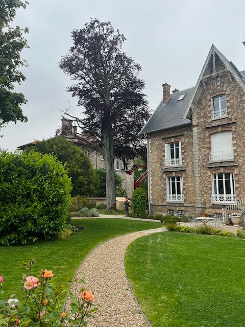 Maison avec arbre à côté