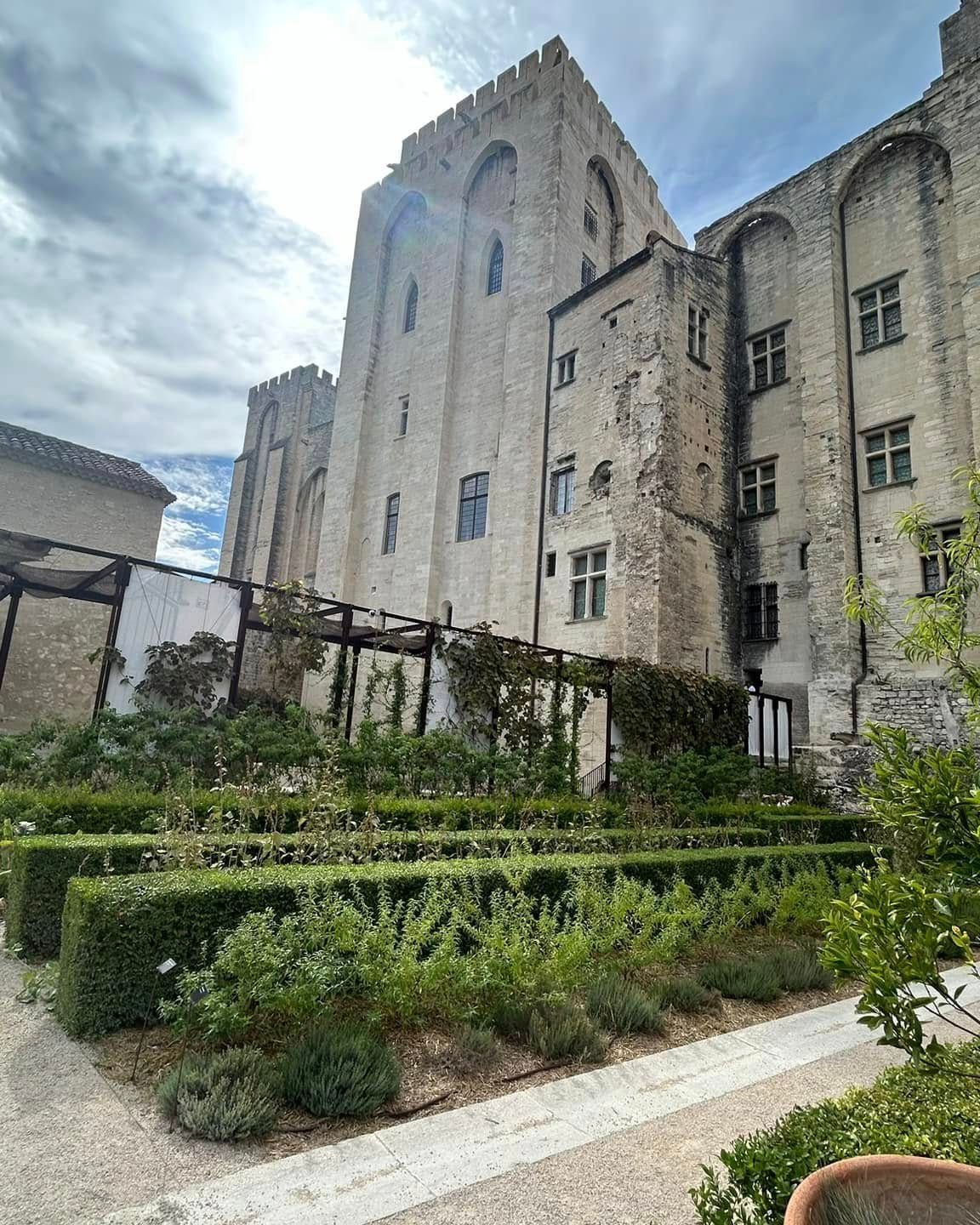 Un bâtiment historique à Avignon