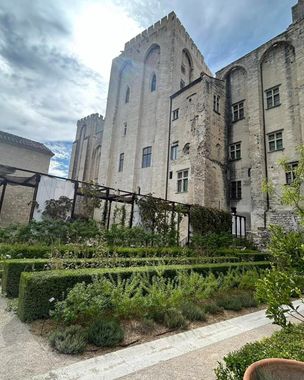 Un bâtiment historique à Avignon
