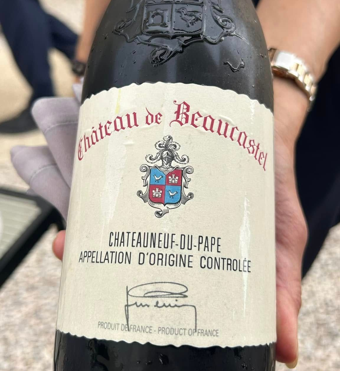 Étiquette de bouteille de vin du Château de Beaucastel Châteauneuf-du-Pape.