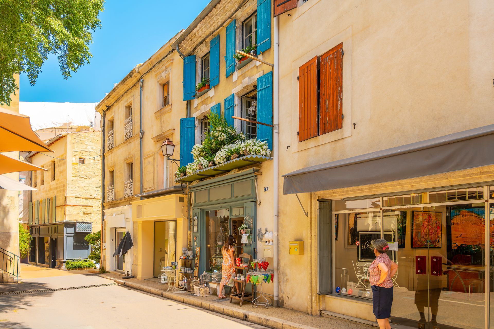 Une rue pittoresque de boutiques et de galeries au cœur du centre de Saint-Rémy-de-Provence