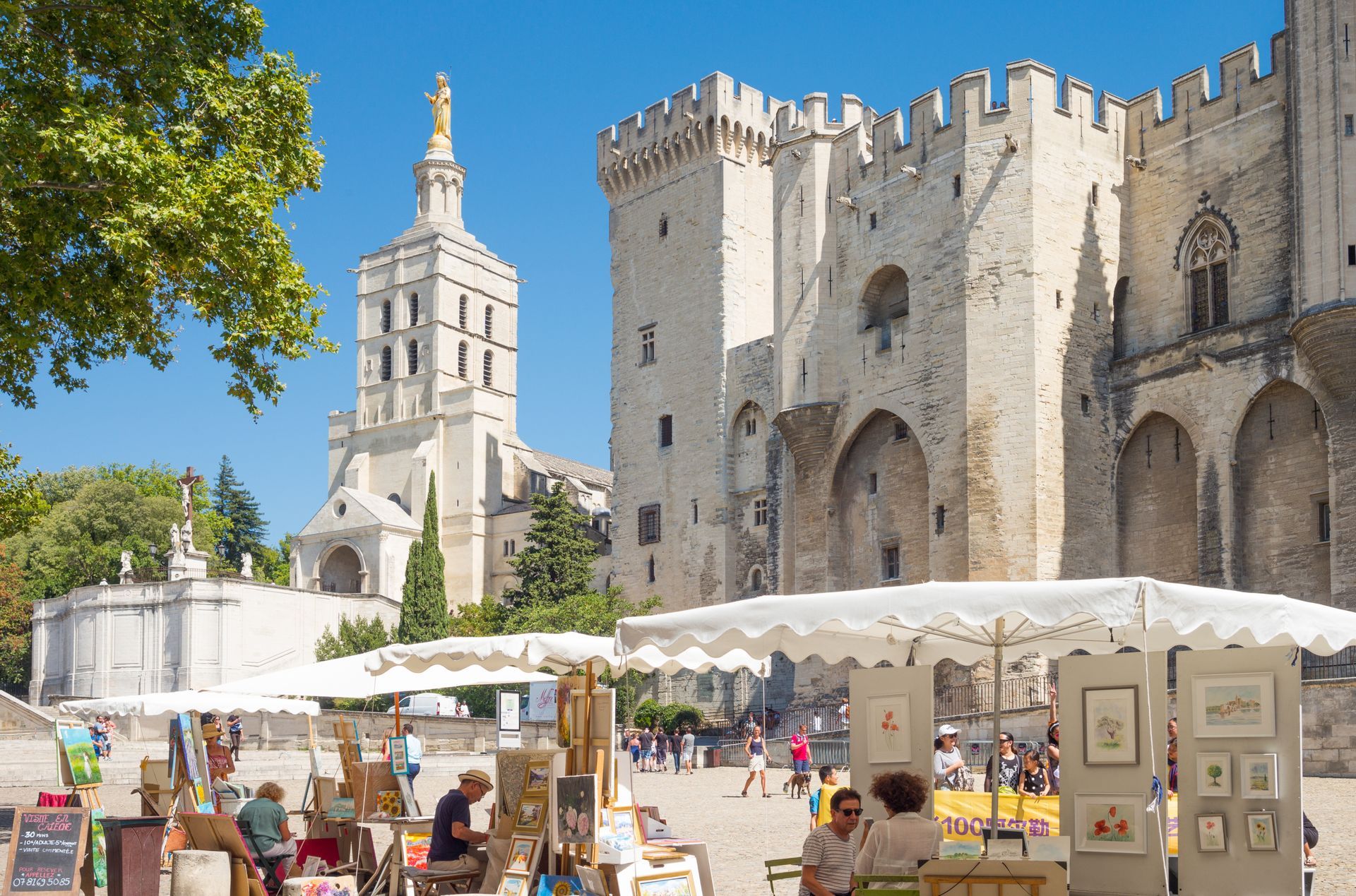 Palais des Papes et ses exposants d'art.