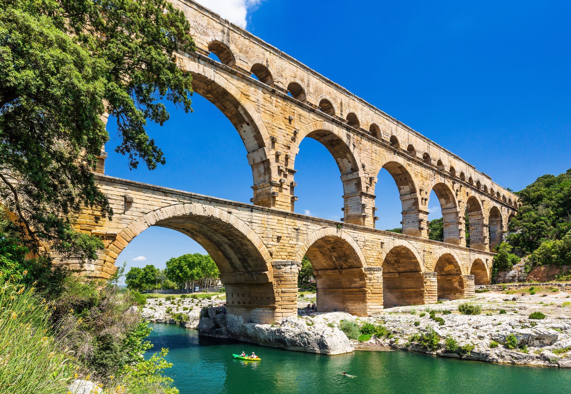 Le pont du Gard sous un ciel bleu