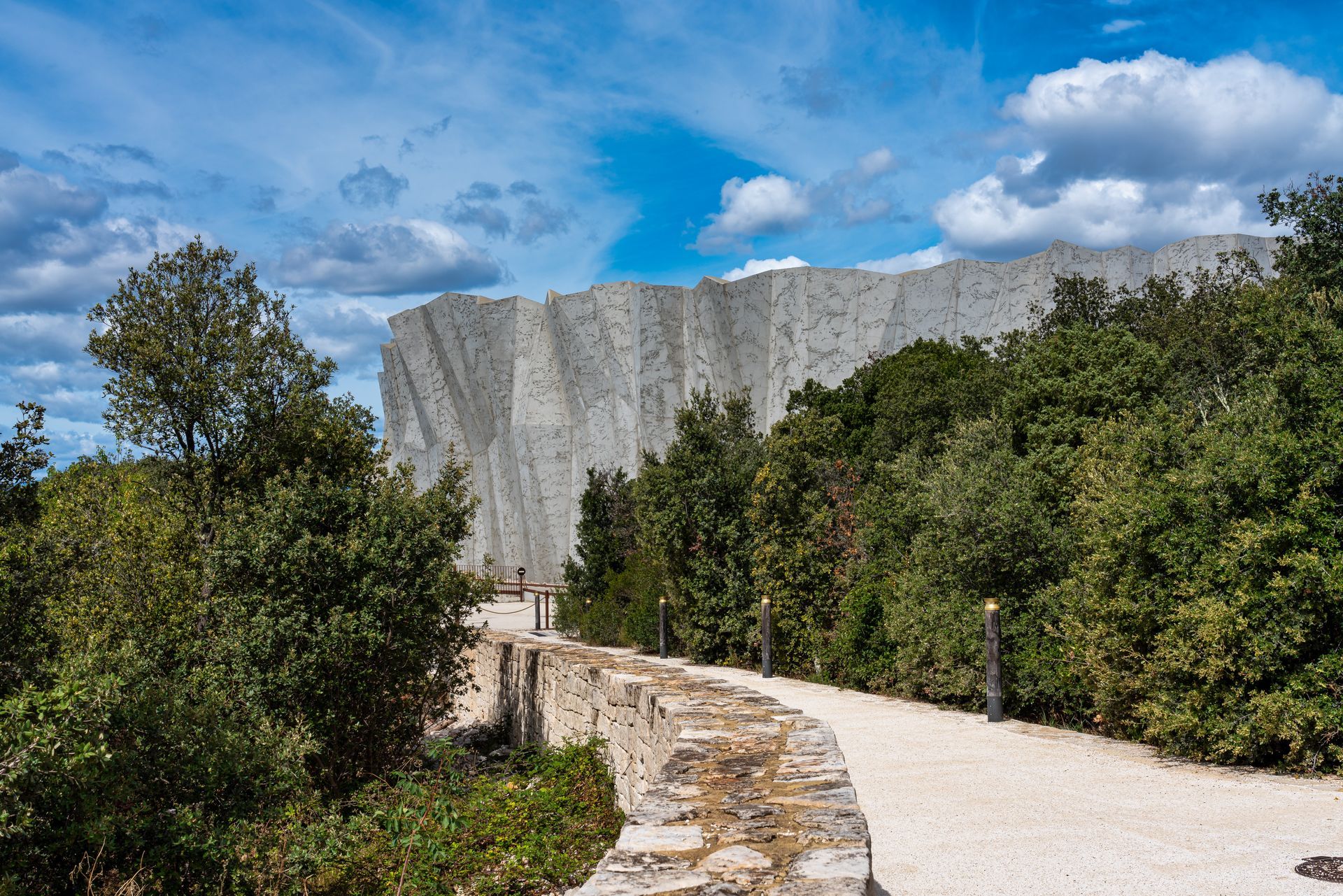 Chemin menant à la grotte Chauvet